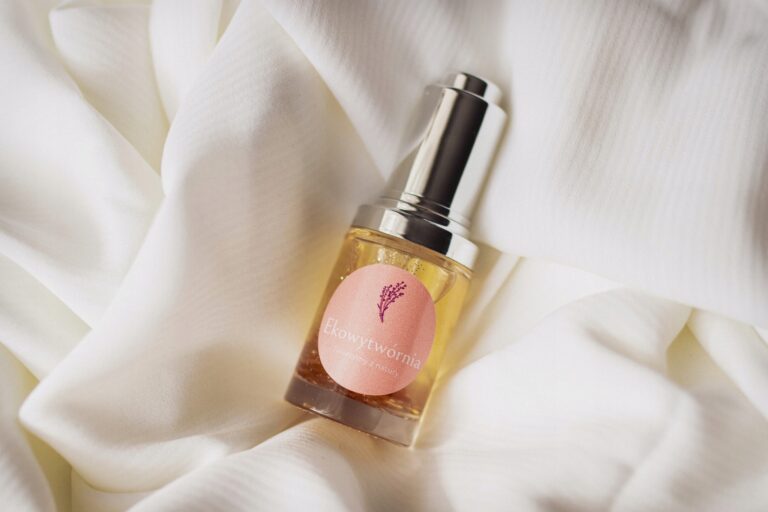 Read more about the article Jak stworzyć własne perfumy na bazie naturalnych olejków?